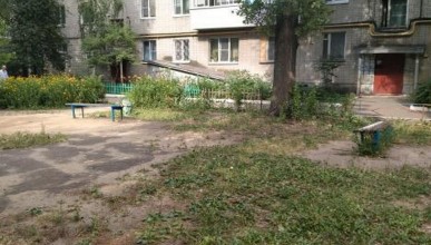 Жители просят отремонтировать двор на улице Карпинского. Воронеж Северный район