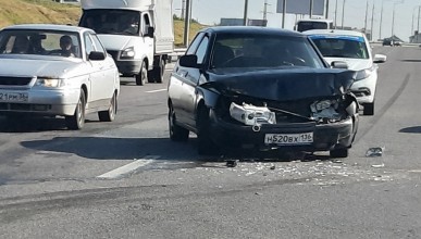 На Антонова-Овсеенко попали в аварию десятка и фургон. Воронеж Северный район