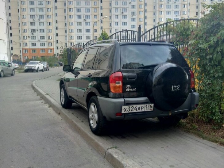 Парковка на тротуаре для Северного - обычное дело. Воронеж Северный район