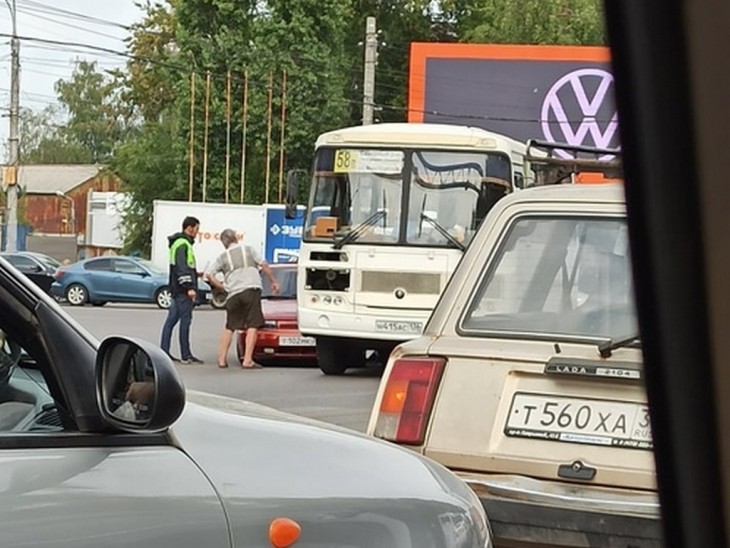 ДТП с ПАЗиком на пересечение проспекта Труда и Московского проспекта. Воронеж Северный район