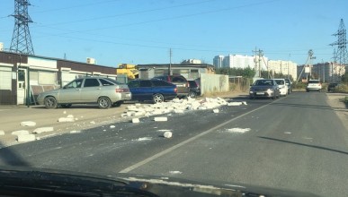 На въезде в Подгорное на дороге лежат кирпичи. Воронеж Северный район