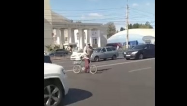 Мужчину с велосипедом чуть было не сбили при переходе дороги. Воронеж Северный район