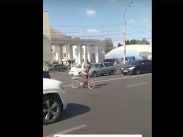 Мужчину с велосипедом чуть было не сбили при переходе дороги. Воронеж Северный район