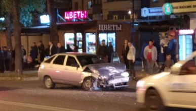 На 9 Января столкнулись два автомобиля, пострадали водители. Воронеж Северный район