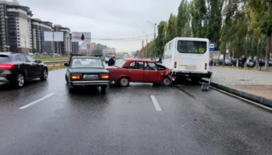 На Московском проспекте 90-летний водитель устроил ДТП. Воронеж Северный район