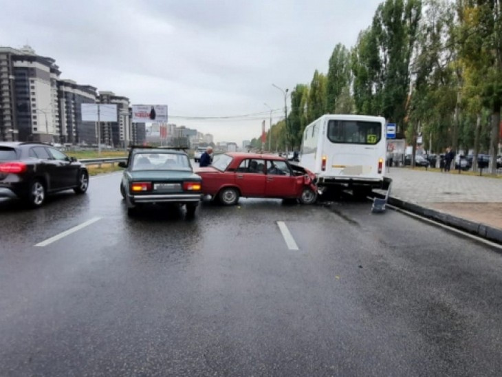 На Московском проспекте 90-летний водитель устроил ДТП. Воронеж Северный район