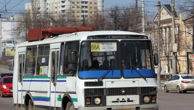 Водитель автобуса проехал на красный на улице 9 Января. Воронеж Северный район