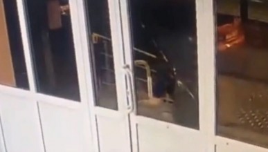 Мужчина разбил дверь на Беговой вместо того, чтобы открыть ее. Воронеж Северный район