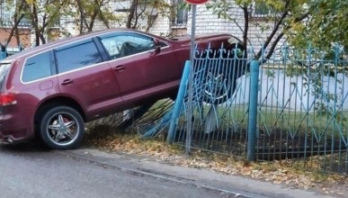 На улице Лизюкова легковушка взлетела на забор. Воронеж Северный район