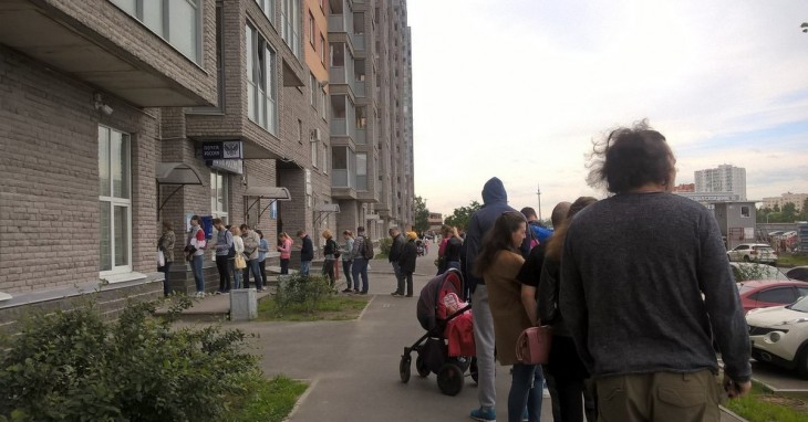 Очередная очередь возникла в Коминтерновском районе перед входом в отделение Почты России Воронеж Северный район