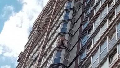 Коминтерновец стоял на карнизе балкона многоэтажки в одних трусах Северный район Воронеж